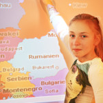 Schülerin vor Osteuropakarte